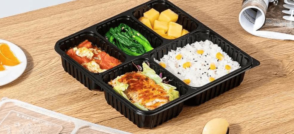 PET carry out containers for food offer a hygienic and food-safe packaging solution that protects your food from contaminants and microbial growth. 