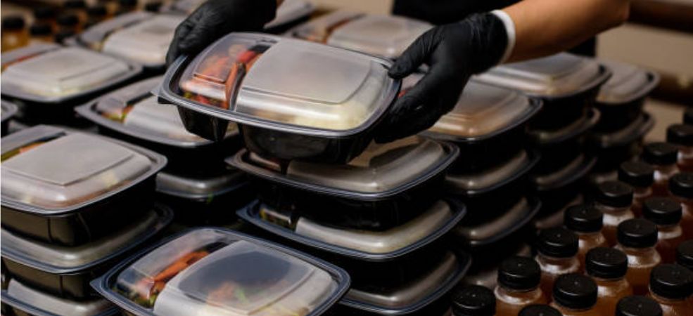 Keep these things in mind before choosing plastic takeout containers for your food business.