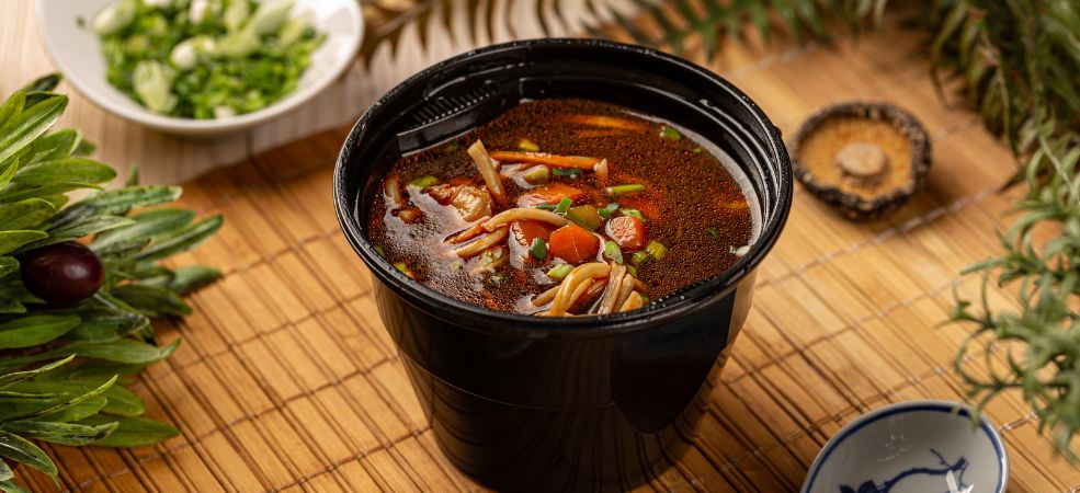 The soup you serve says a lot about your kitchen, but the container you send it out in speaks just as loud. Here's how to pick the right takeaway soup containers for your business: