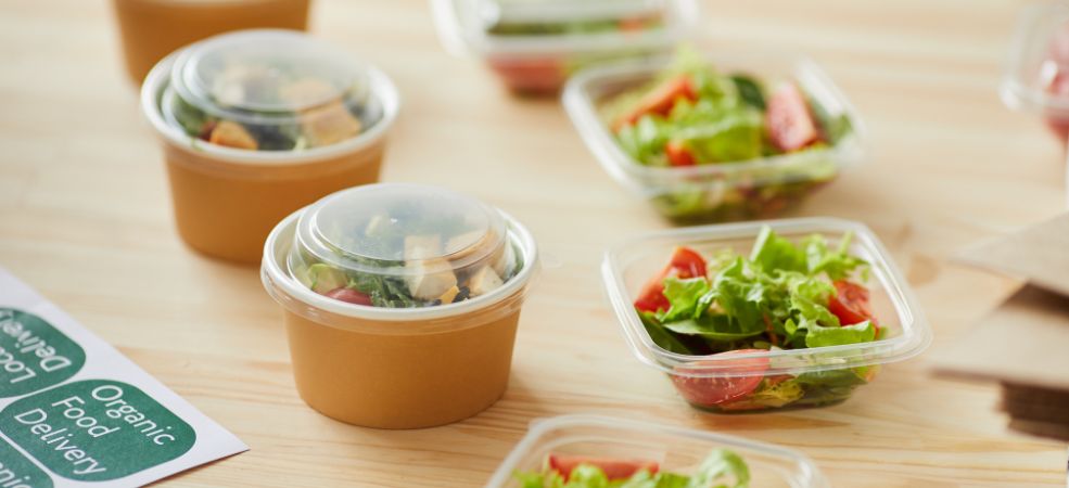 Choosing the right lid is one of the most practical parts of picking out plastic containers for food. The lid is what separates a secure, leak-free meal from a frustrating mess. 