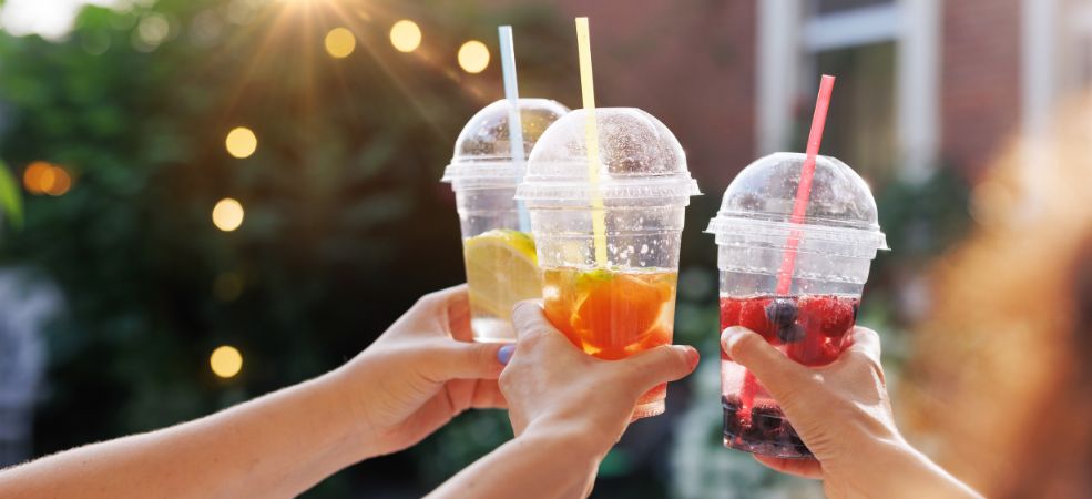 These cold cups are high-clarity, sturdy, and crack-resistant. Usually, you can recyclable them in most Canadian municipalities. We recommend these cold cups for visual appeal (layered drinks, vibrant juices).