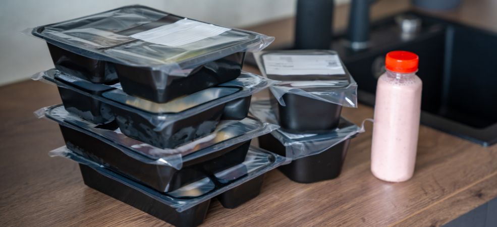 While traditional plastic still serves many businesses well due to its versatility and durability, more food businesses are leaning toward eco-conscious materials that align with modern customer values and expectations. 
