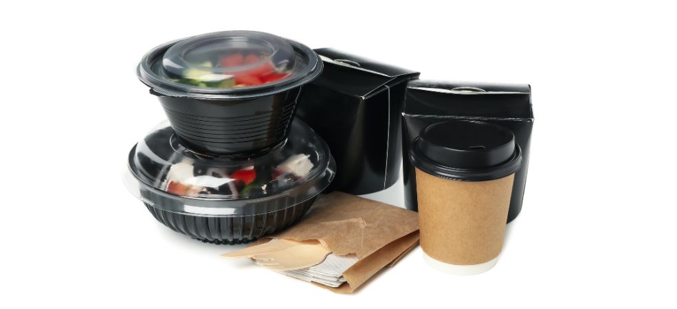 Clamshells or hinged plastic containers are a classic choice across quick-service restaurants and takeout counters. 