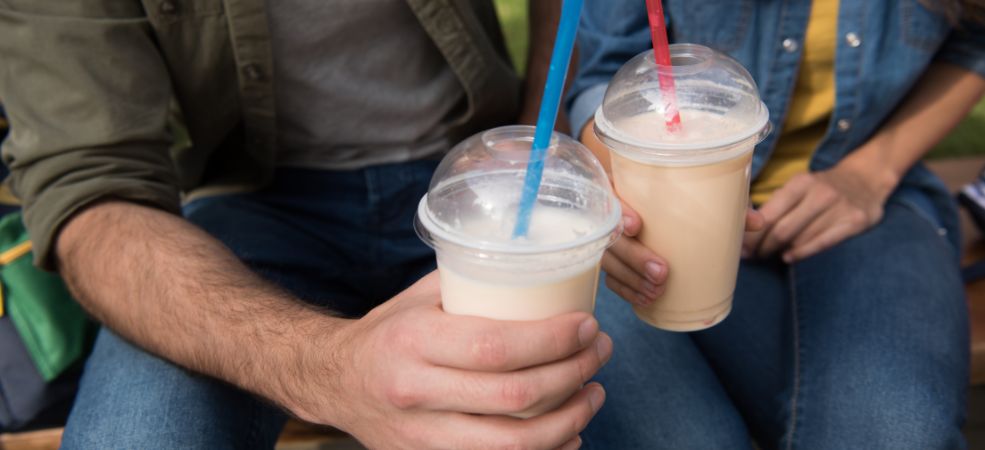 You can use cold cups for chilled drinks like iced coffee, smoothies, juices, milkshakes, and sodas. The most common materials are PET or PP plastic, compostable PLA, or paper with a moisture-resistant lining.