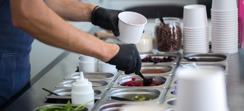 Unlike hinged plastic takeout containers or foam clamshells, deli cups are for scoopable, pourable, and liquid foods. 