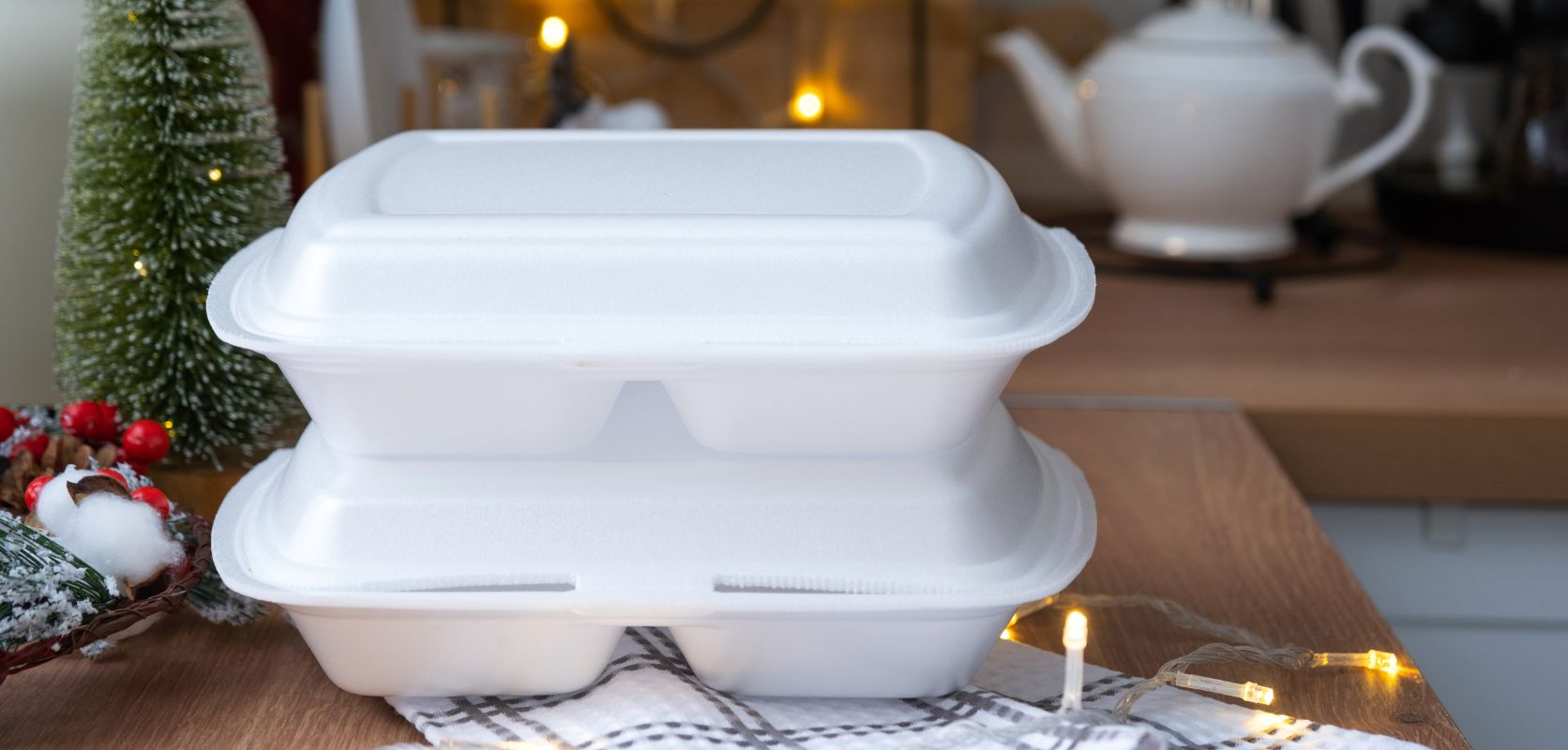 These carryout food containers retain heat and resist condensation, making them a great option for fast-paced environments.
