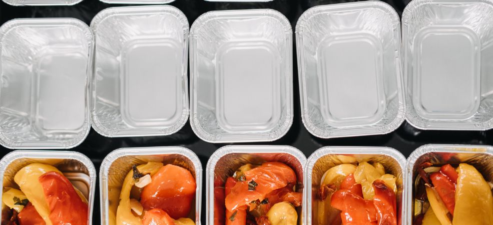 meal prep containers directly affect how your meals hold up during transport, how they get presented to customers, and even how efficiently your staff can work.