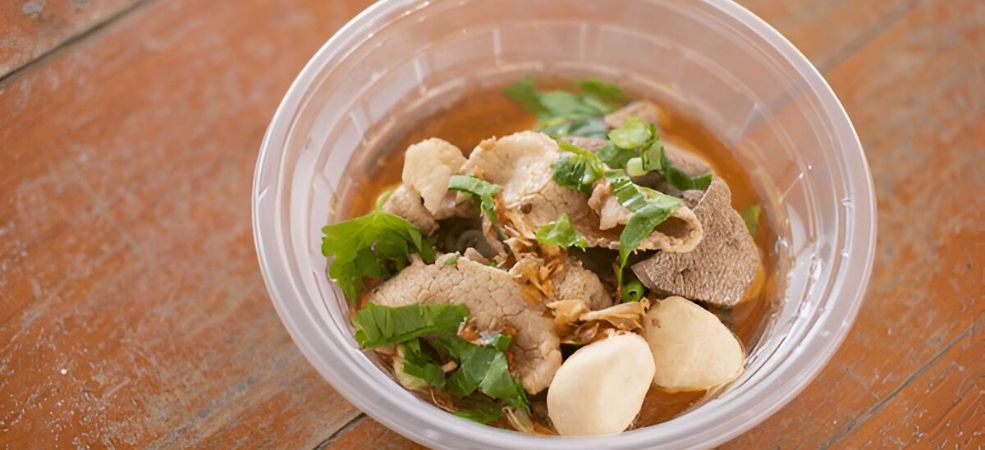 If you want the food to sell itself, be mindful of presentation. Clear plastic soup bowls let customers see every layer. So, these packaging supplies are great for colourful soups, curry dishes, and anything containing vibrant ingredients.