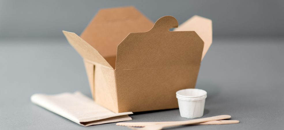 These classic Kraft to go boxes come with a self-closing top that locks in heat and prevents spills, so you don’t need to get a separate lid.