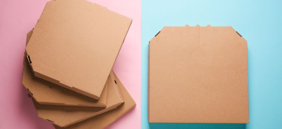 Clamshell-style boxes are popular for sandwiches or dry meals, but they’re not the best choice for layered dishes like stir-fry or pasta.