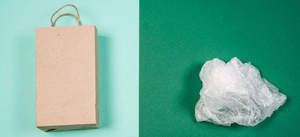 Standard plastic containers are durable and offer excellent leak resistance. However, most single-use plastic food packaging isn’t compostable or biodegradable.