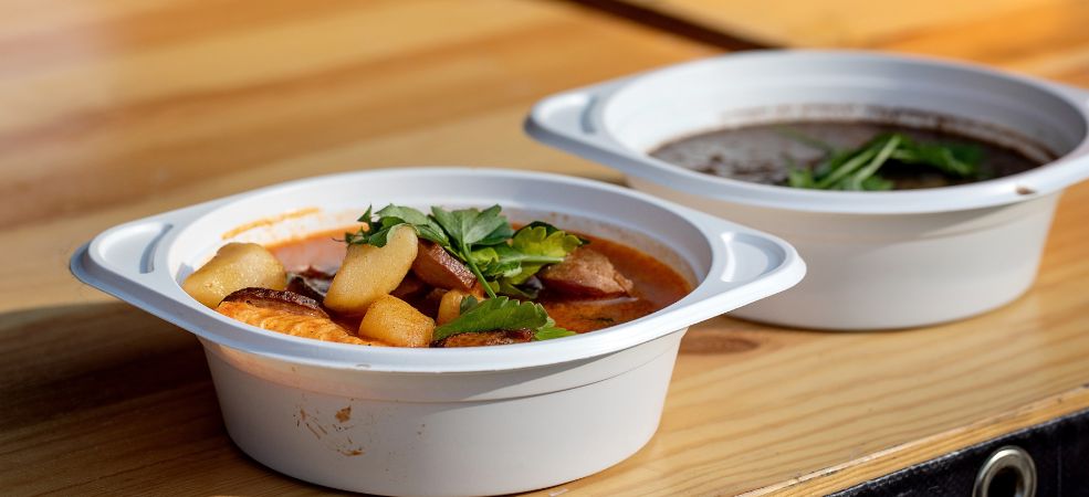 If you often serve soup and stews at your restaurant, then you know how challenging it can be to package them. That's where plastic takeout soup containers come to your rescue.