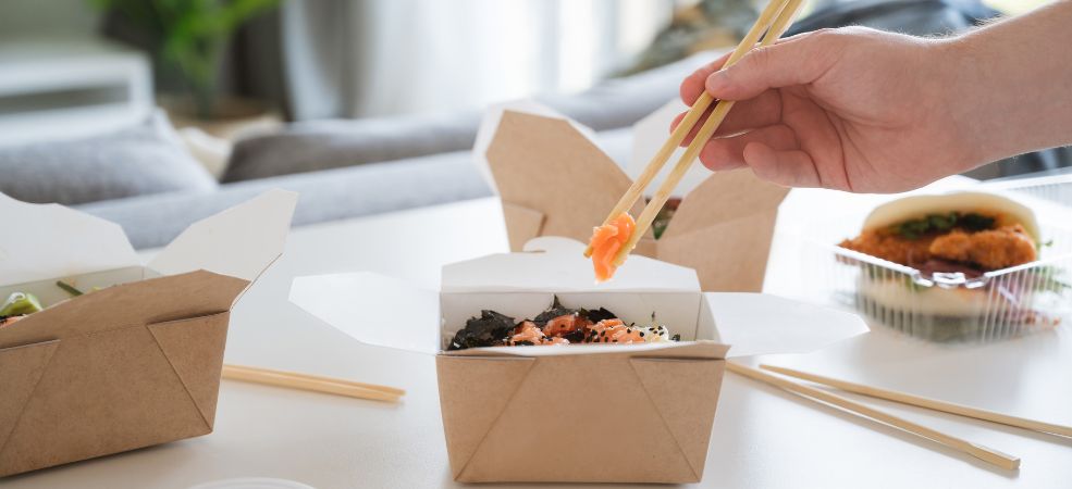 If you often serve samosas, spring rolls, or fries, smaller takeout container sizes are ideal. They can also work well for dipping sauces, side salads, and any dish that requires a small space.