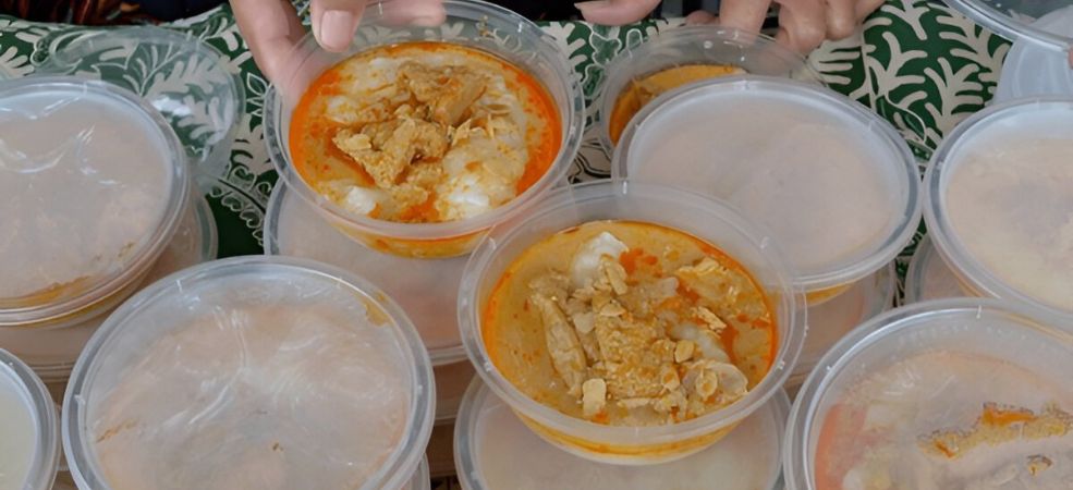 Small plastic soup bowls are excellent for smaller portions, sides, sauces, or kids’ meals. These plastic bowls for soup are excellent when you want controlled portion sizes or offer add-ons like gravy, dipping sauces, or fruit.