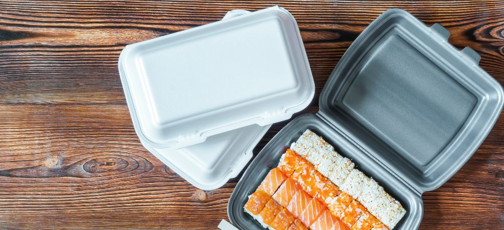 A common type of container that you'll often come across when choosing plastic takeout containers in Canada​ is a use and throw container.